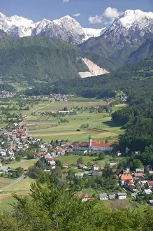 Images Dated 25th May 2004: SLOVENIA-GORENJSKA-Kamnik: St. Primoz Church & Velika Planina Area from Old Kamnik