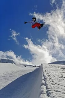 Images Dated 31st October 2005: Snowboarder jumping in halfpipe, Klein Matterhorn, Zermatt, Switzerland, Model Released