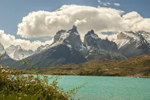 Images Dated 4th January 2017: South America, Chile, Patagonia. Lake Pehoe and The Horns mountains