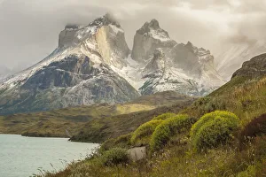 Images Dated 4th January 2017: South America, Chile, Patagonia. Lake Pehoe and The Horns mountains