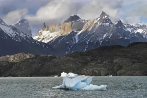Images Dated 2002: South America Chile Patagonia Torres del Paine National Park Iceberg