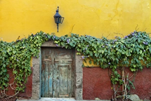 Images Dated 5th February 2011: South America, Mexico, San Miguel de Allende. Doorway to colorful building. Credit as