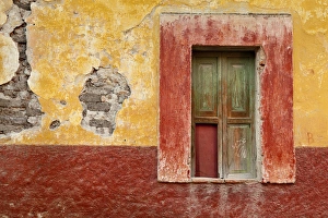 Images Dated 7th February 2011: South America, Mexico, San Miguel de Allende. Window in colorful wall. Credit as