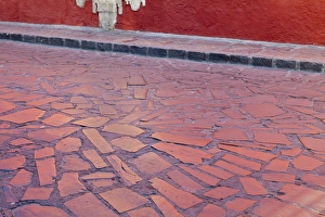 Images Dated 8th February 2011: South America, Mexico, San Miguel de Allende. Light reflecting on street stones. Credit as