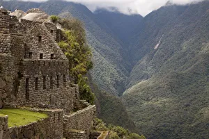 Images Dated 18th March 2009: South America, Peru, Machu Picchu. Stone ruins and misty mountains. (UNESCO World