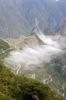 Images Dated 31st May 2007: South America - Peru. Overall view of the lost Inca city of Machu Picchu and surroundings