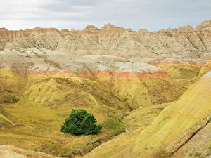 Images Dated 22nd November 2022: South Dakota, Badlands National Park. Badlands rock formations, Yellow Mounds