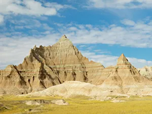Images Dated 22nd November 2022: South Dakota, Badlands National Park. Mixed-grass Prairie and Badlands rock formations