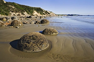 Images Dated 5th January 2007: South Pacific, New Zealand, South Island. View of round rocks at Moeraki Boulders Scenic Reserve