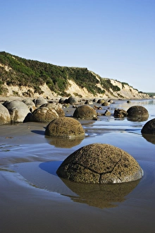 Images Dated 5th January 2007: South Pacific, New Zealand, South Island. View of round rocks at Moeraki Boulders Scenic Reserve