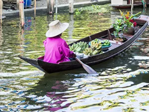 Images Dated 2nd December 2013: Southeast Asia; Thailand; Damnoen; Damnoen Saduak Floating Market with Vendor