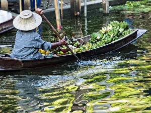 Images Dated 2nd December 2013: Southeast Asia; Thailand; Damnoen; Damnoen Saduak Floating Market with Vendor