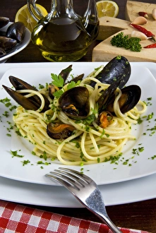 Noodle Prints: Spaghetti with mussels (Mytilus galloprovincialis)