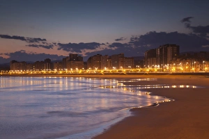 Spain, Asturias Region, Asturias Province, Gijon, buildings along Playa de San Lorenzo beach