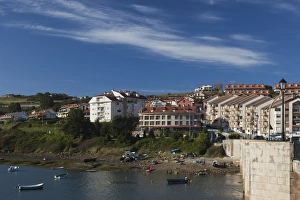 Spain, Cantabria Region, Cantabria Province, San Vicente de la Barquera, town view