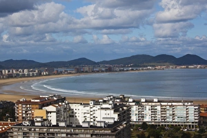 Spain, Cantabria Region, Cantabria Province, Laredo, elevated view of beach town