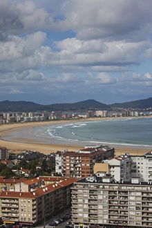 Spain, Cantabria Region, Cantabria Province, Laredo, elevated view of beach town
