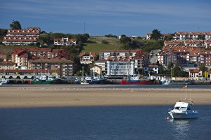Spain, Cantabria Region, Cantabria Province, San Vicente de la Barquera, town view