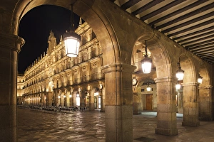 Images Dated 25th October 2011: Spain, Castilla y Leon Region, Salamanca Province, Salamanca, Plaza Mayor, arches