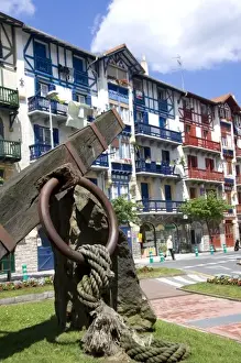 Images Dated 29th May 2008: Spain, Guipuzcoa coast, Hondarribia (aka Fuenterrabia). Typical colorful homes