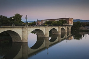 Images Dated 12th October 2011: Spain, La Rioja Region, La Rioja Province, Logrono, Puente de Piedra bridge, Ebro River