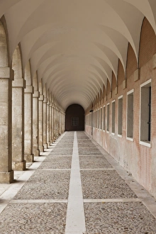 Images Dated 4th November 2011: Spain, Madrid Region, Aranjuez, The Royal Palace at Aranjuez, arched walkway