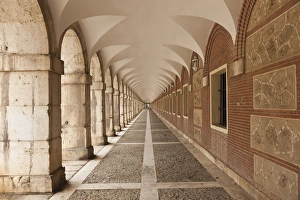Images Dated 4th November 2011: Spain, Madrid Region, Aranjuez, The Royal Palace at Aranjuez, arched walkway