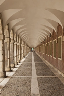 Images Dated 4th November 2011: Spain, Madrid Region, Aranjuez, The Royal Palace at Aranjuez, arched walkway