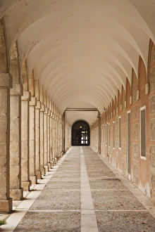 Images Dated 4th November 2011: Spain, Madrid Region, Aranjuez, The Royal Palace at Aranjuez, arched walkway