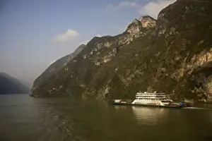 Speedy hydrofoil hugs perpendicular Yangzi shoreline cliffs