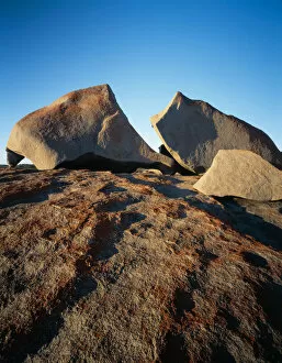 Images Dated 31st March 2005: Split granite boulder at The Remarkable Rocks at Flinders Chase Nat l Park on Kangaroo Island