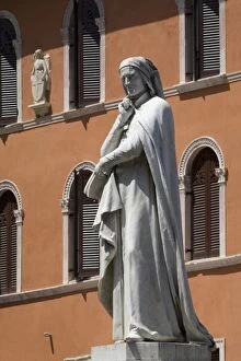 Statue of Dante Alighieri in Piazza dei Signore, Verona, Venetia, Italy