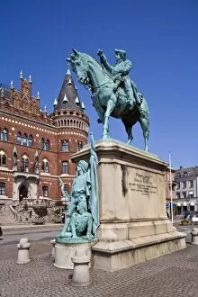 Images Dated 9th August 2007: Statue of Magnus Stenbock, Swedish military and diplomatic figure, town hall, Helsingborg