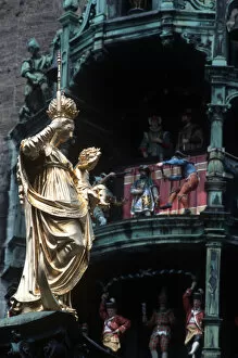 Images Dated 15th January 2004: Stature and Glockenspeil at MarienPlatz, New Town Hall