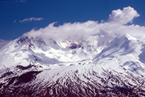 Images Dated 13th September 2005: Steam erupts from Mt. St. Helens, April 19, 2005