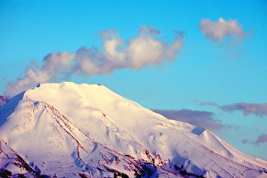 Images Dated 13th September 2005: Steam erupts from Mt. St. Helens at dusk, April 19, 2005