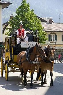 Images Dated 13th June 2006: Street scene with a horse drawn stage coach in the alpine village of Garmisch, Germany