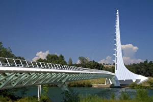 Images Dated 15th September 2011: The Sundail Bridge at Turtle Bay spanning the Sacramento River in Redding, California