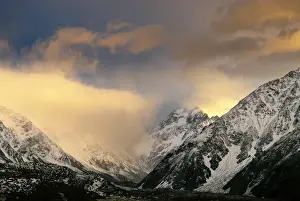Images Dated 5th November 2011: Sunrise at Aoraki Mount Cook, New Zealands tallest peak