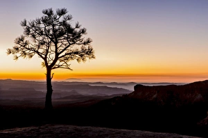 Images Dated 31st October 2008: Before sunrise at Bryce Canyon National Park. Utah. US