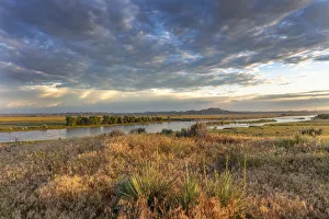 Images Dated 30th June 2018: Sunrise and clouds over the Yellowstone River at the confluence with the Powder River near Terry