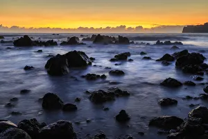 Images Dated 6th February 2016: Sunrise at Laupahoehoe Beach Park, Hamakua Coast, Big Island, Hawaii