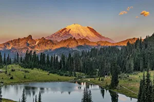 Images Dated 10th January 2023: Sunrise over Tipsoo Lake in Mount Rainier National Park, Washington State, USA
