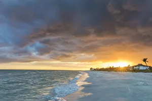 Images Dated 19th February 2018: Sunset clouds over the Gulf of Mexico on Sanibel Island in Florida, USA