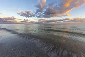 Images Dated 18th February 2018: Sunset clouds over the Gulf of Mexico on Sanibel Island in Florida, USA