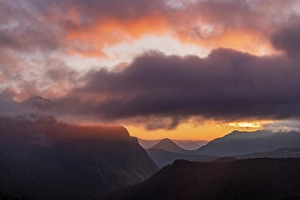 Images Dated 8th October 2023: Sunset clouds over the Tatoosh Range in Mount Rainier National Park, Washington State, USA