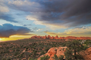 Images Dated 12th September 2024: Sunset, Devil's Garden, Arches National Park, Utah, US