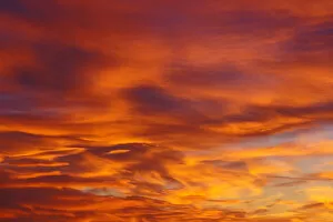 Images Dated 5th June 2006: Sunset fills the cloud with a golden red color