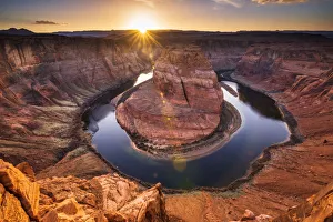 Images Dated 17th May 2019: Sunset over Horseshoe Bend and the Colorado River, Glen Canyon National Recreation Area