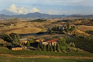 Images Dated 25th September 2010: Sunset light on rolling agricultural hills of Tuscany after the harvest, San Quirico